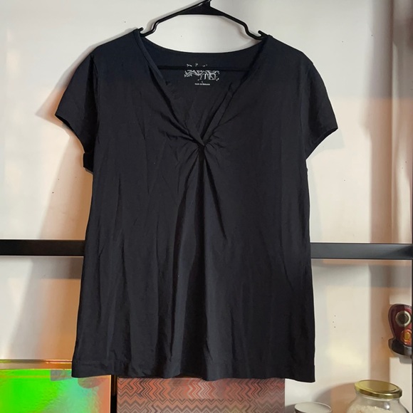 🔥 🔥 $3 if bundled 🔥 💴 2 a tee black shirt - Picture 1 of 2